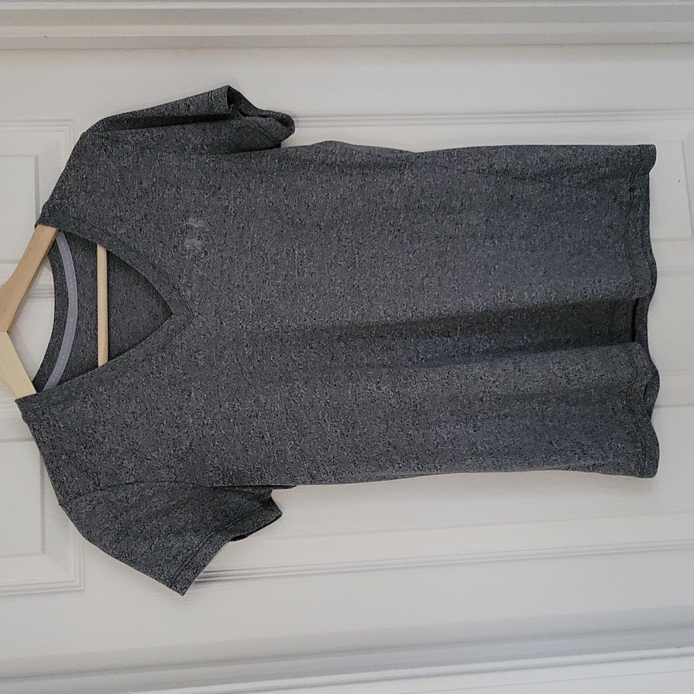 Under Armour Gray Heather V Neck Size Medium